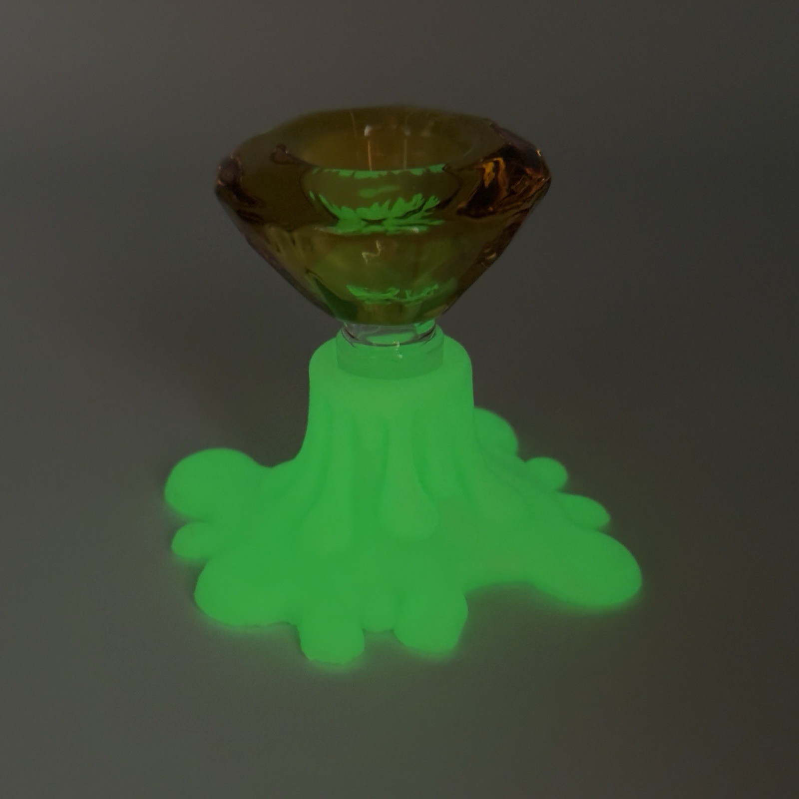 14mm Bowl Stand Slide Display Holder – « The Drip” – Glow In The Dark