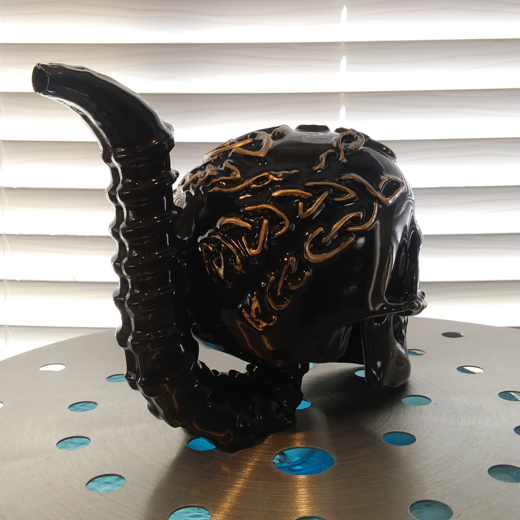 Celtic Skull Bong Gold on Black