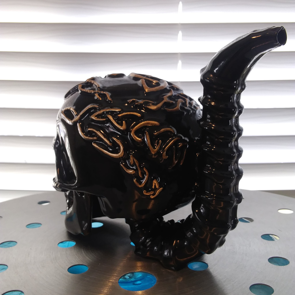 Celtic Skull Bong Gold on Black