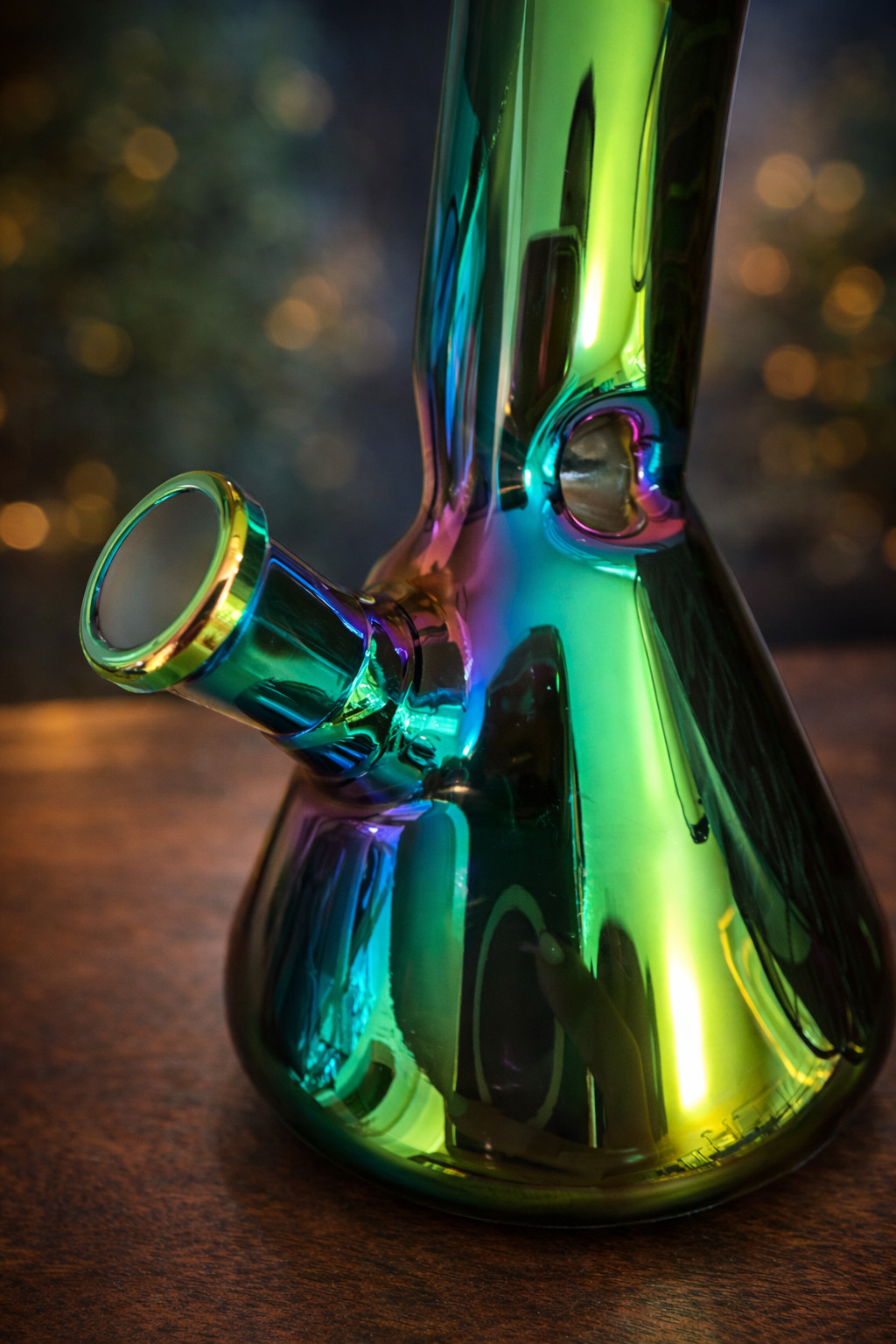 8&Prime; Iridescent Green Glass Water Pipe – 14mm Joint Beaker Style Heavy Duty