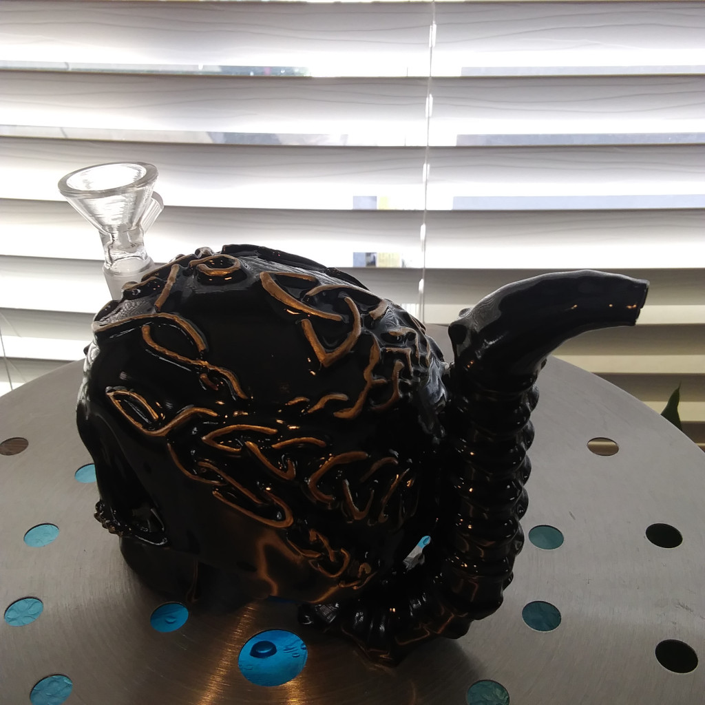 Celtic Skull Bong Gold on Black