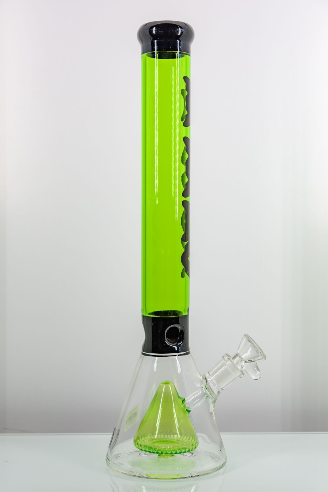Authentic MAV Glass 18&Prime; Redondo Pyramid Beaker (Black&Ooze)