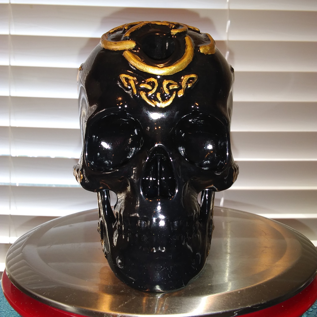 Celtic Skull Bong Gold on Black