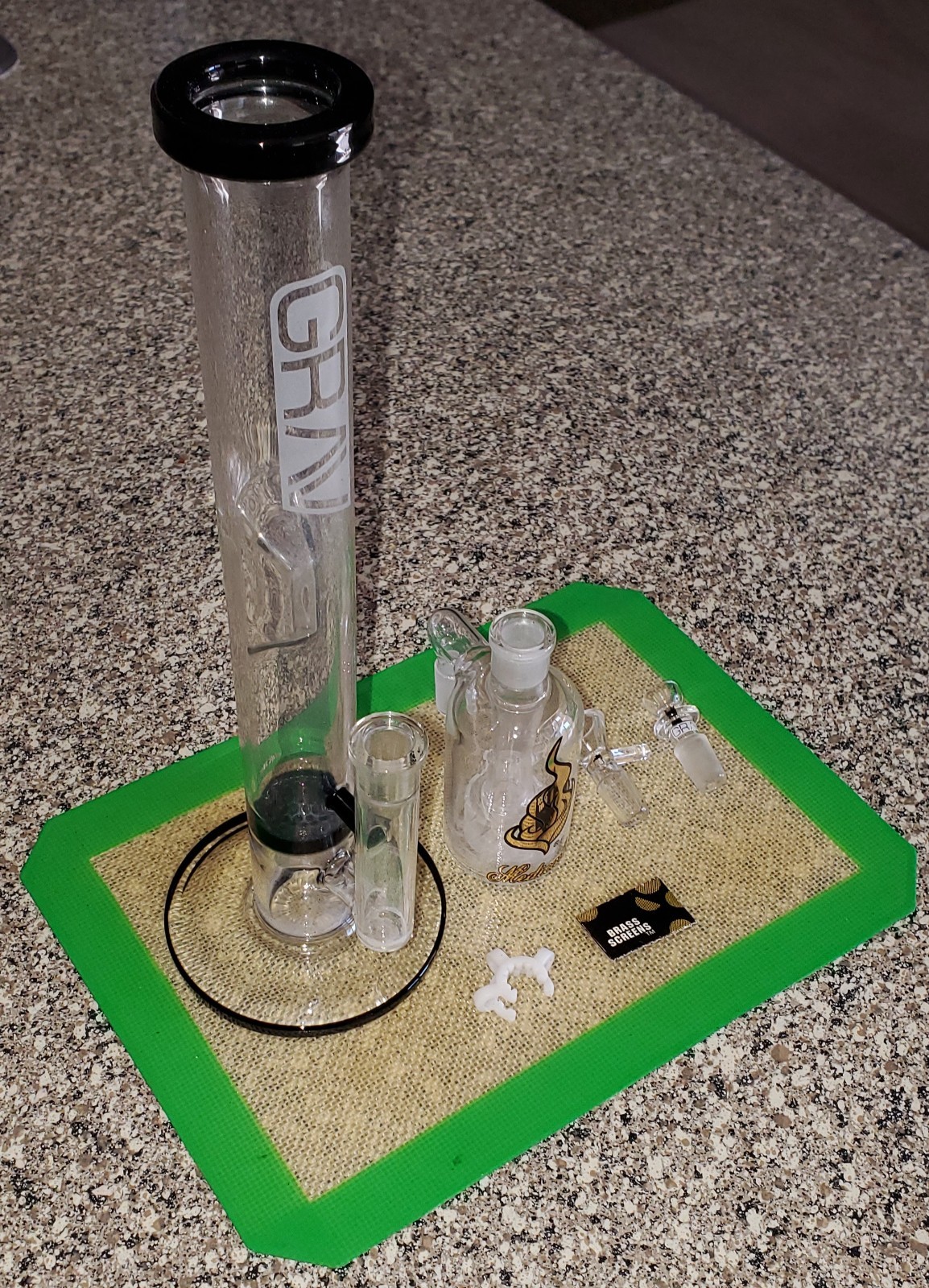 Grav Labs 14mm Straight Tube Water Pipe, 14mm Medicali Ashcatcher, Carrying Bag