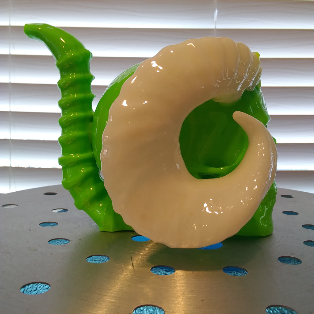 Skull Bong with glow in the dark Ram Horns Bubbler